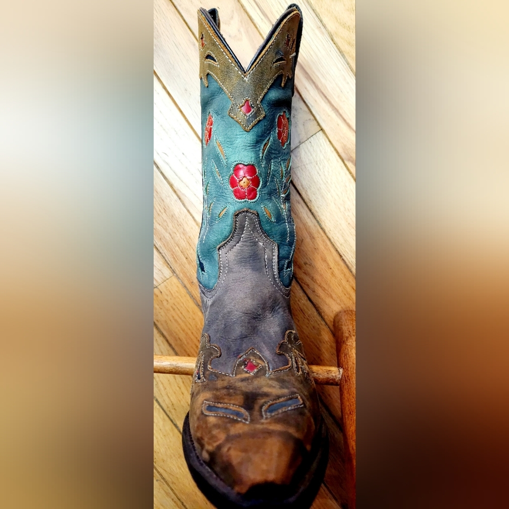 Beautifully Designed Laredo Cow Girl Boots - Womens 8 1/2